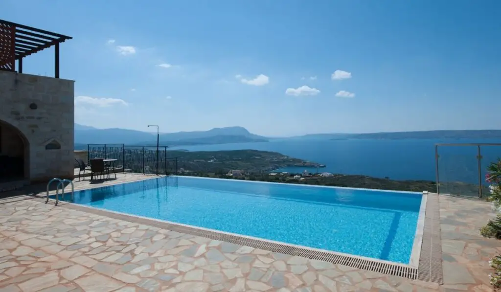 Luxury house with infinity pool over the ocean 