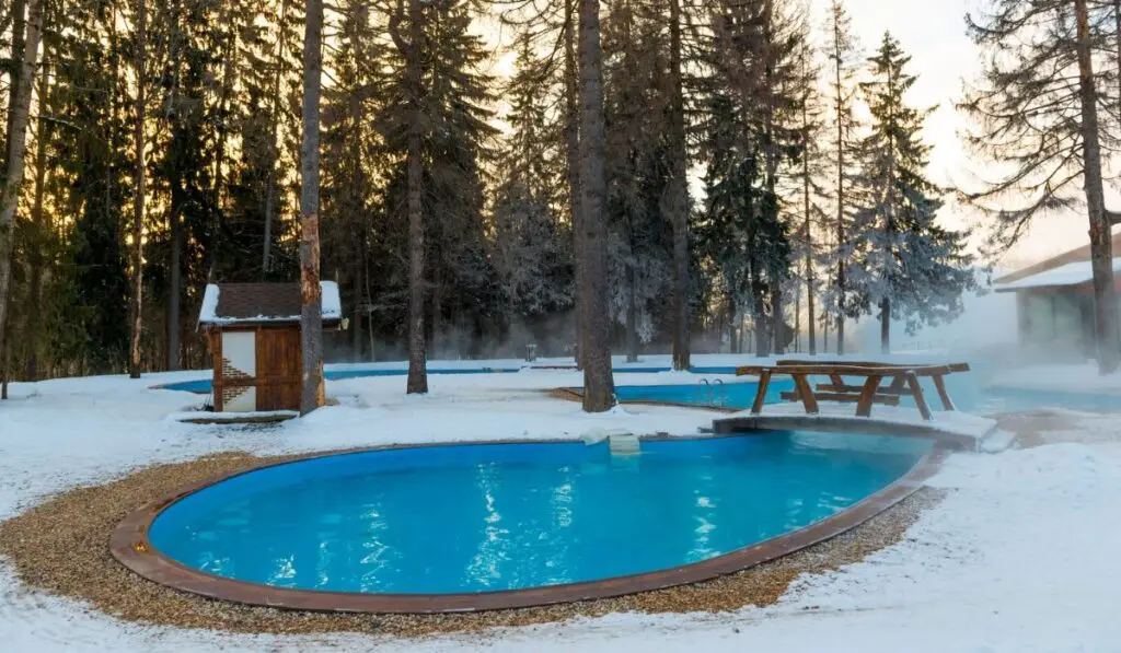 Open-air swimming pool with warm water 