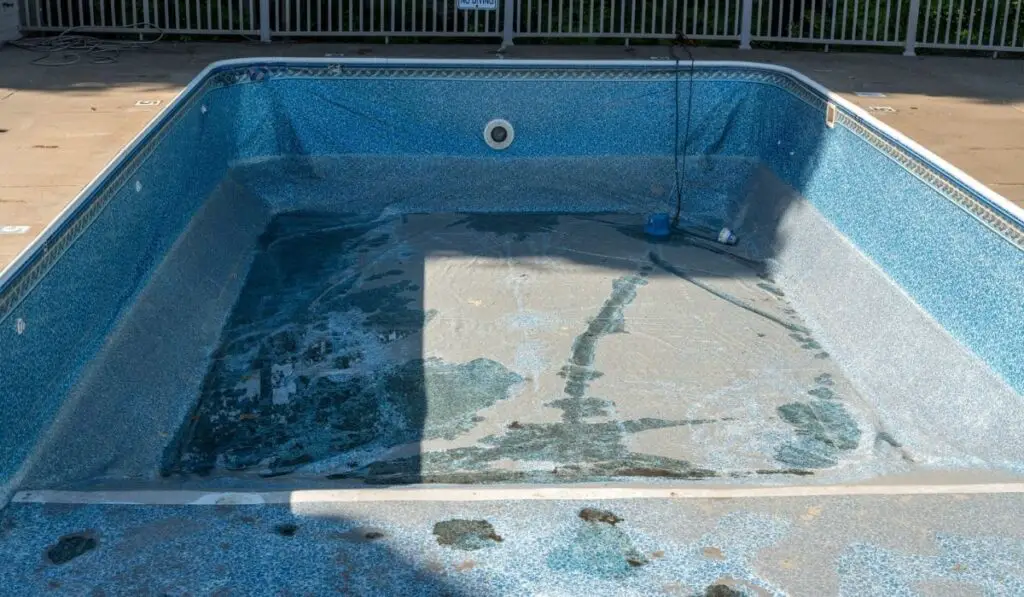 Replacing and repairing old vinyl liner of swimming pool 