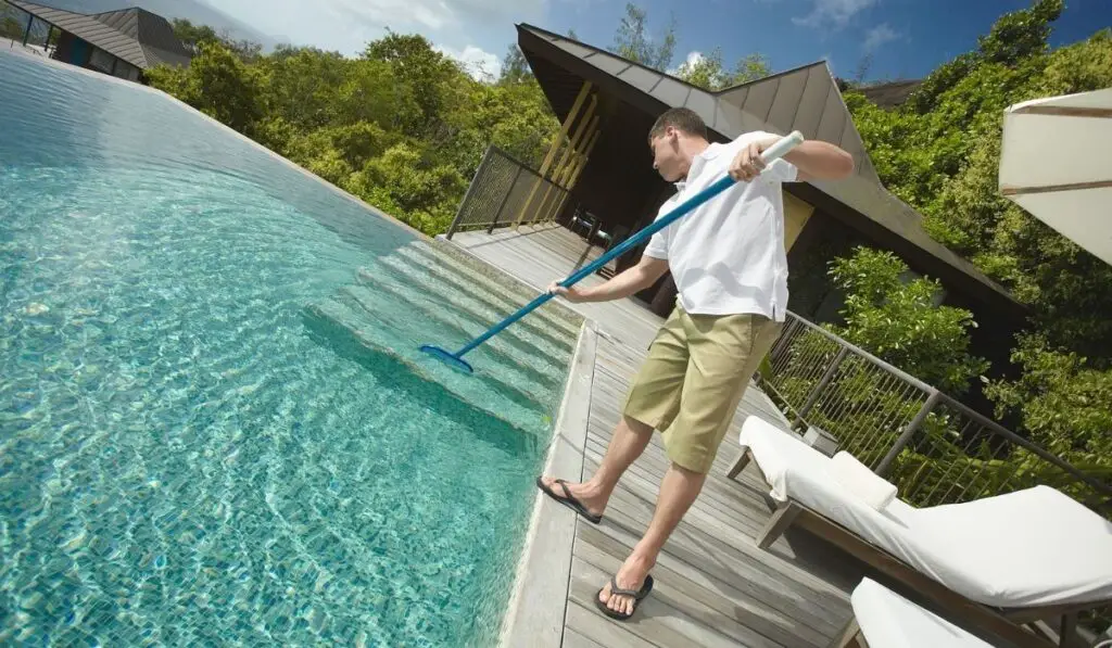 Swimming pool cleaner 