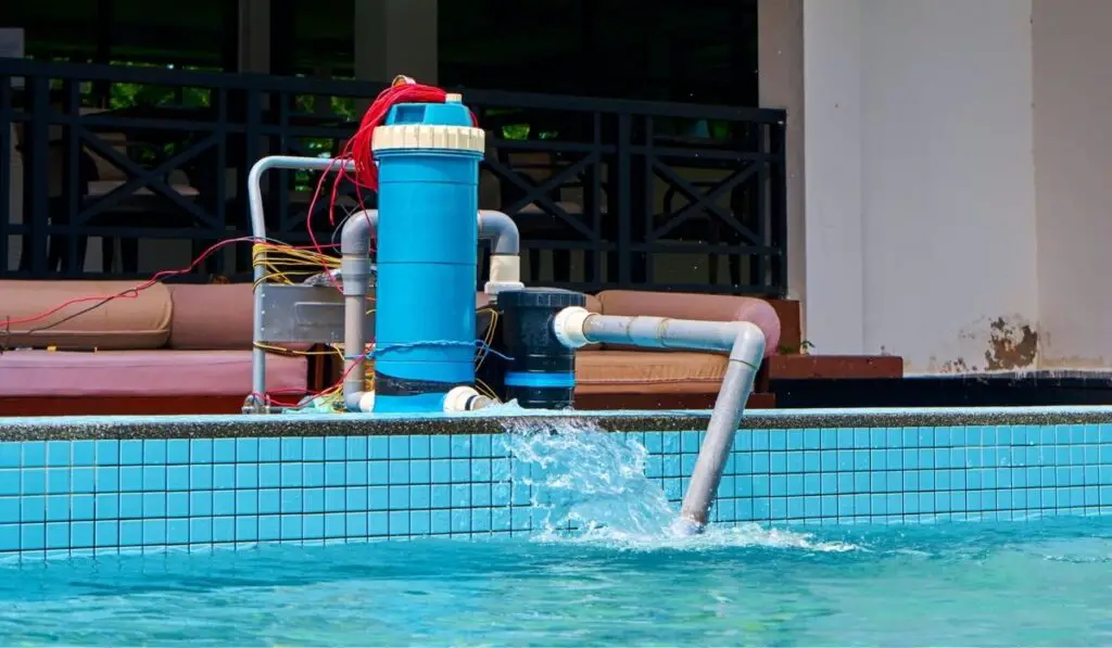 A filter pump cleans the pool water 