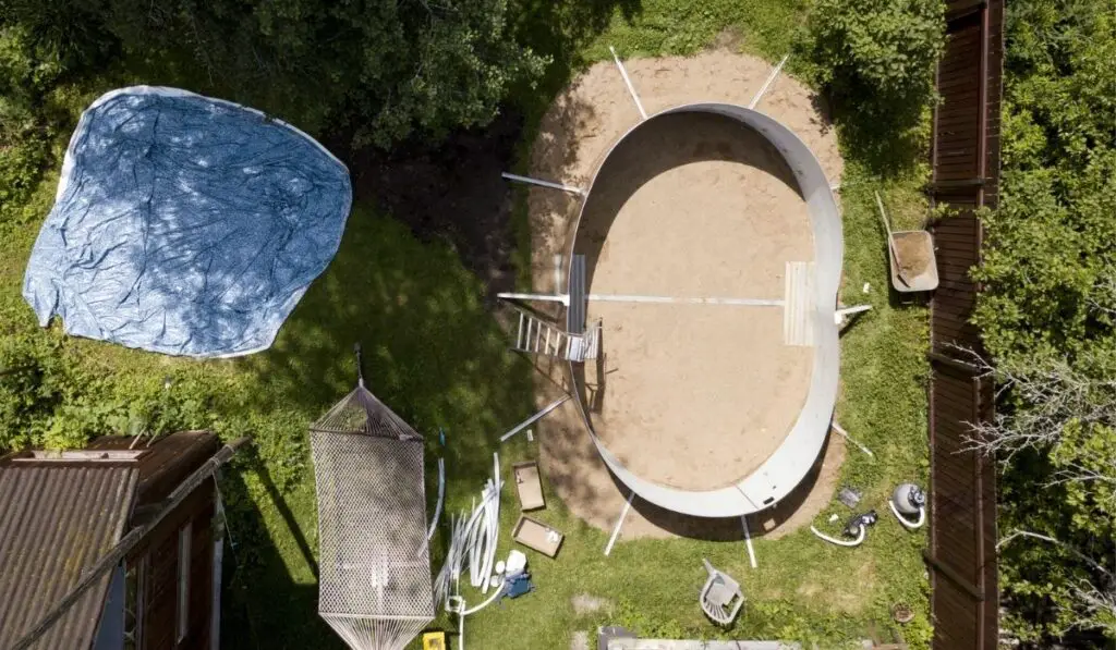 Construction of a new outdoor swimming pool 