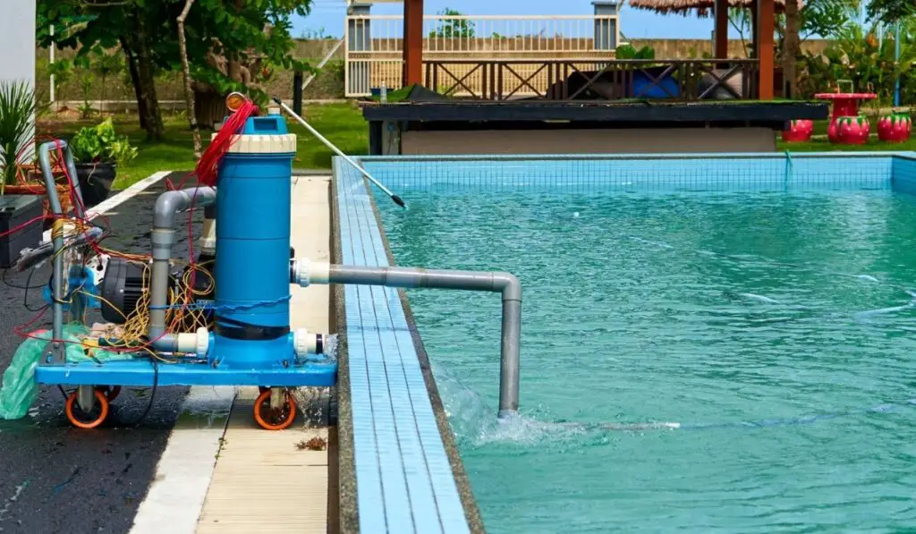 Filter pump cleans the pool water 
