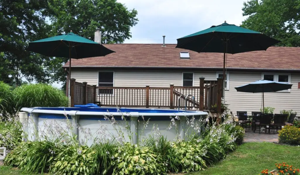 Above ground swimming pool