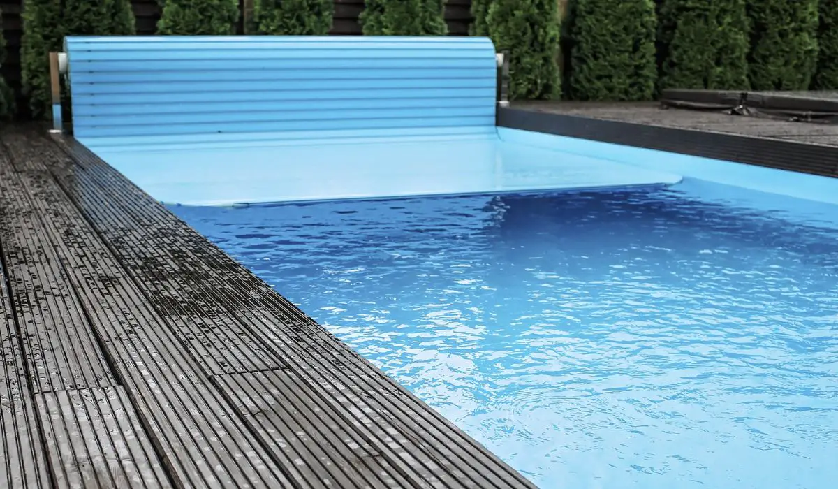 Automatic swimming pool covering system
