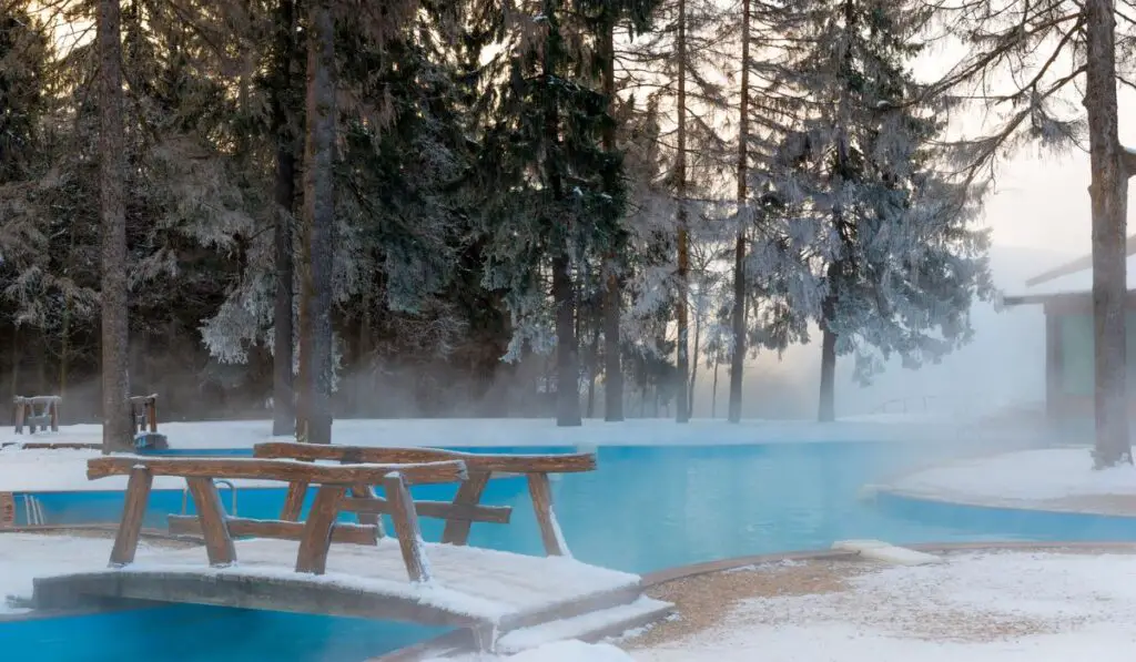 Open-air swimming pool with warm water 