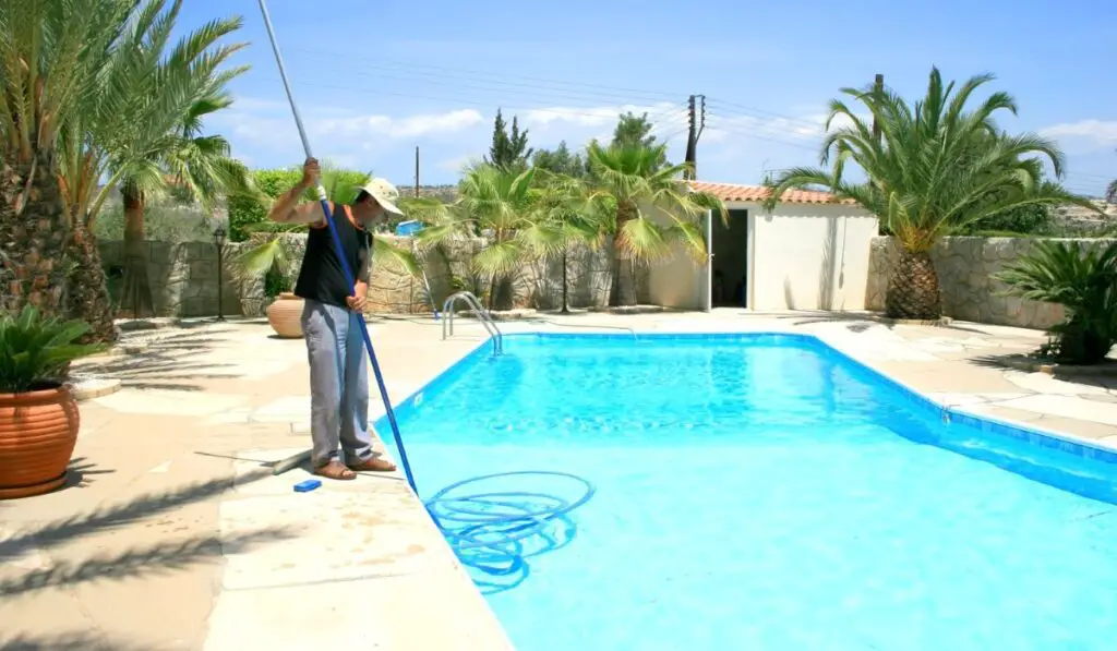 Swimming pool cleaner