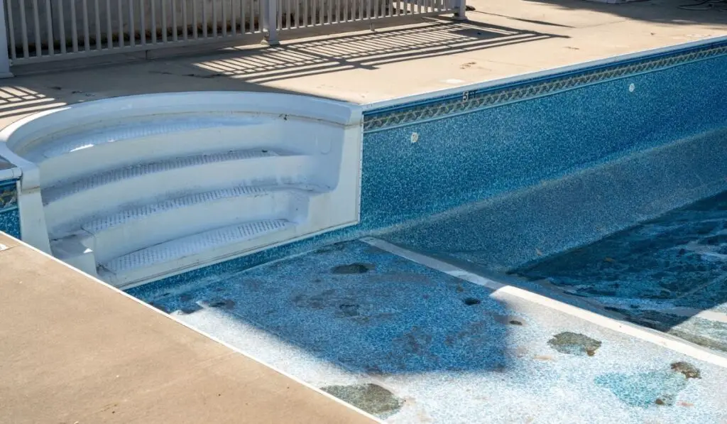 Replacing and repairing old vinyl liner of swimming pool 
