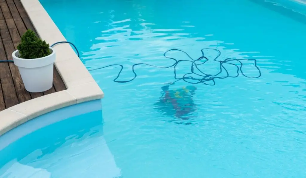 Robot cleaning swimming pool 
