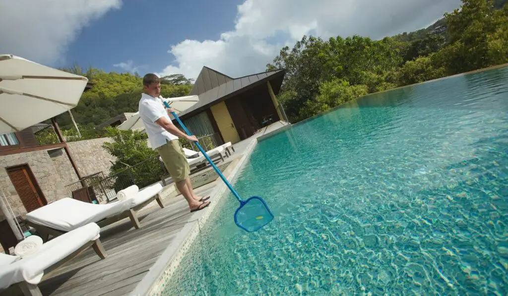 Swimming pool cleaner 