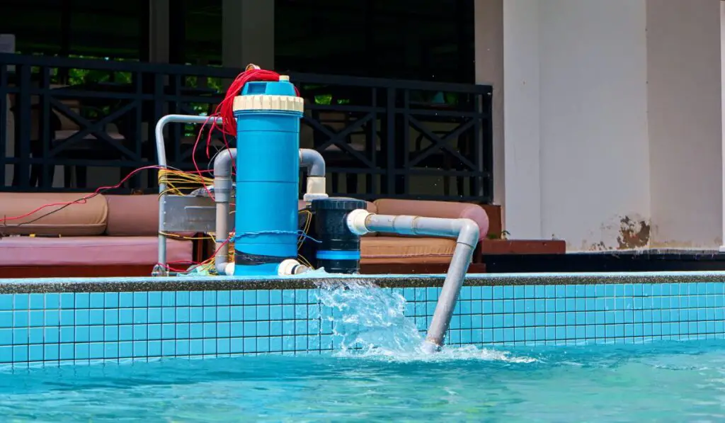 A filter pump cleans the pool water 