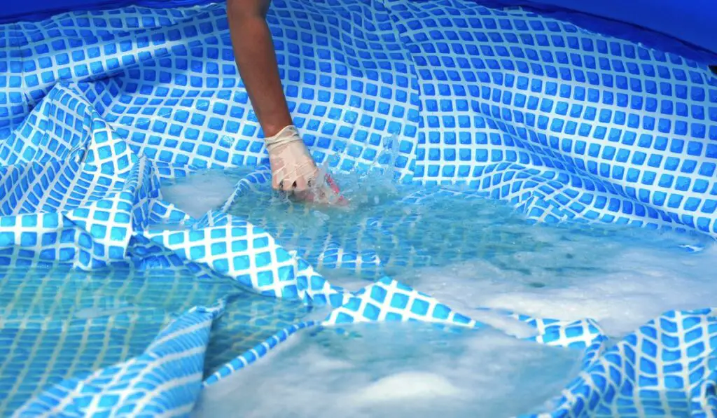 Cleaning pvc inflatable swimming pool 