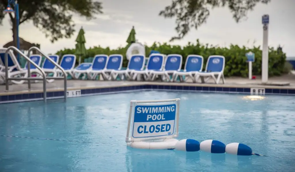 Swimming pool closed sign