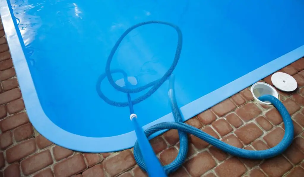 Vacuum cleaner for the pool, clean up and care for the bottom of the pool 