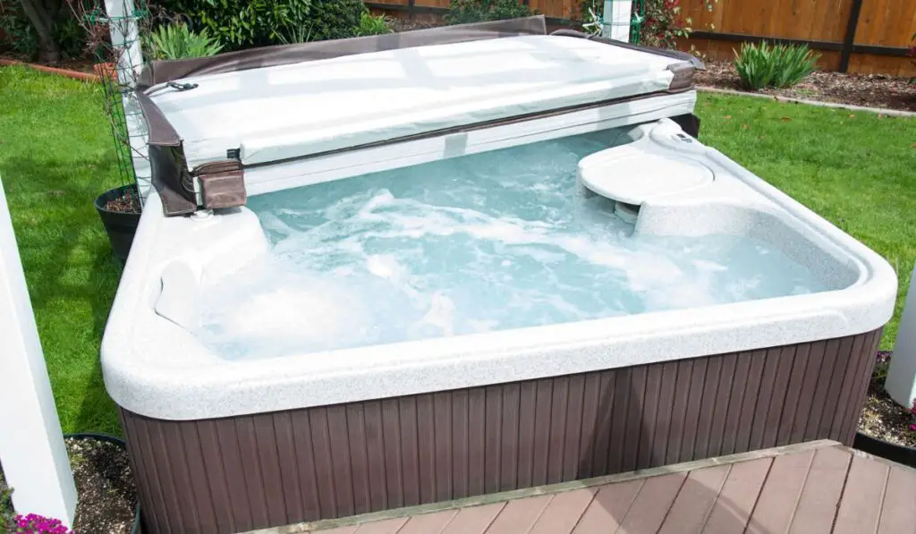 Hot tub in back yard