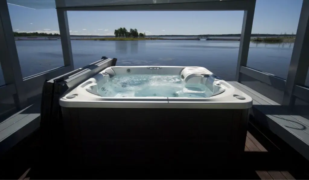 Jacuzzi by the beach