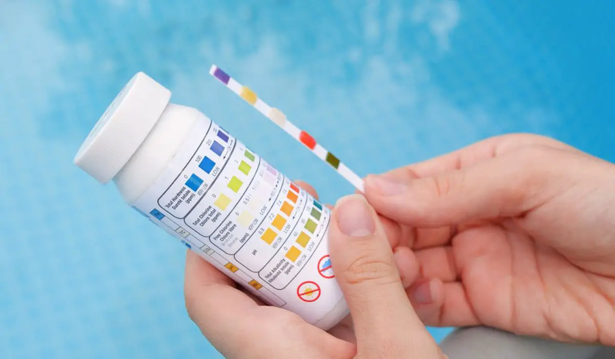 Analysis of the PH and chlorine of the water in a swimming pool in Summer.