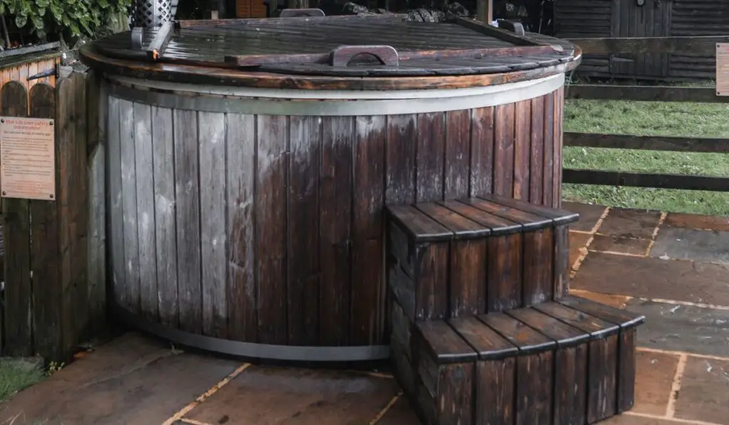 An outdoors hot tub