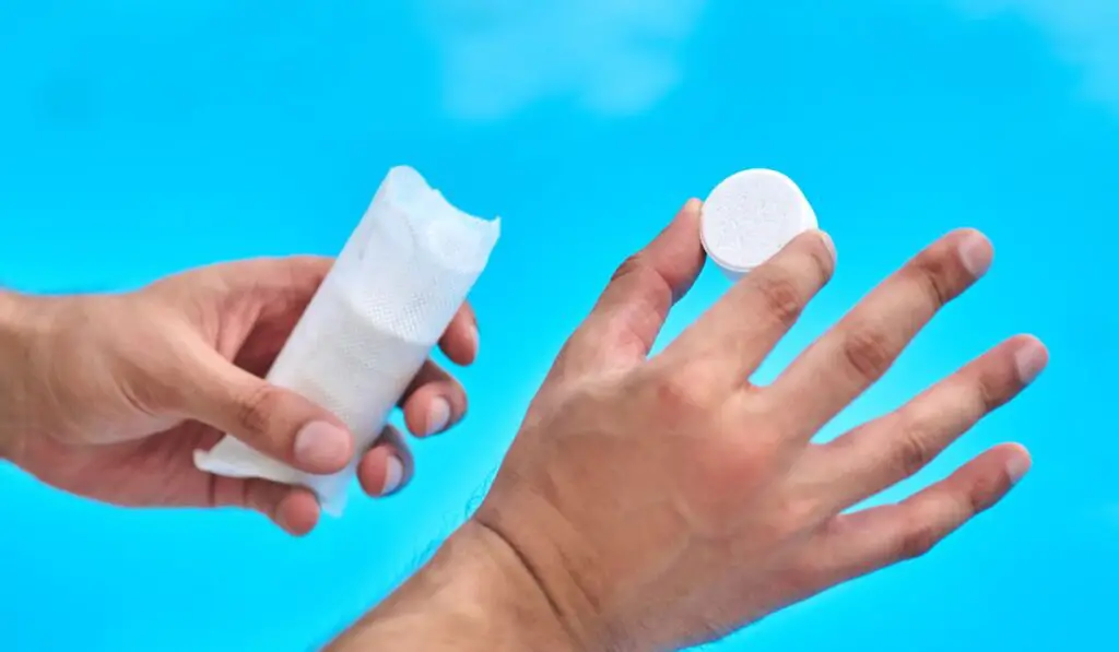 Preparation for swimming pool disinfection with chlorine tablets